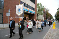 Dzień fatimski. O godz. 18:00 odbyła się Msza św. z nowenną do Matki Bożej. Po jej zakończeniu procesja fatimska ulicami Szczecina. Modlitwie przewodniczył ks. Maciej Czaczyk.