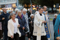 Dzień fatimski. O godz. 18:00 odbyła się Msza św. z nowenną do Matki Bożej. Po jej zakończeniu procesja fatimska ulicami Szczecina. Modlitwie przewodniczył ks. Maciej Czaczyk.